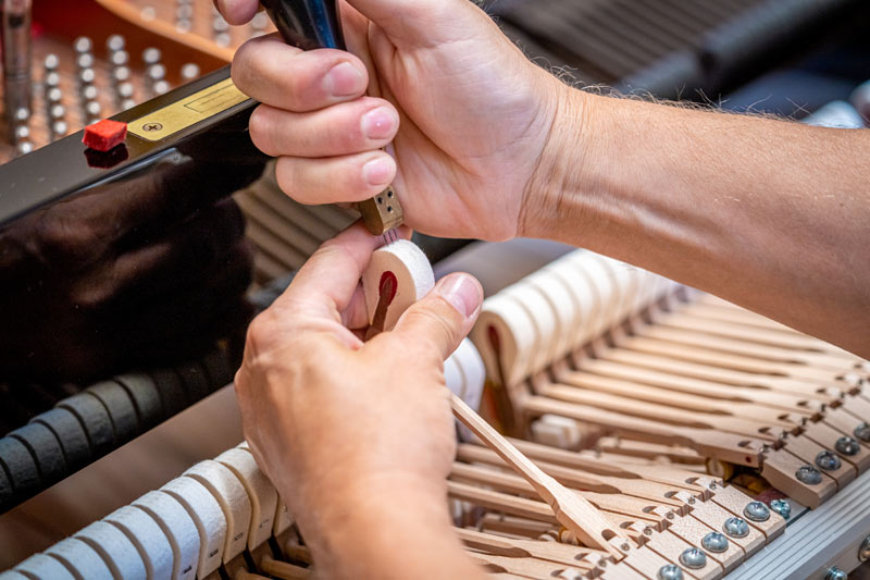 Intonieren bedeutet nicht nur stimmen, sondern anstimmen, die Tonhöhe richtig treffen. Beim Klavier versteht man unter Intonation die Regulierung der Tonqualität