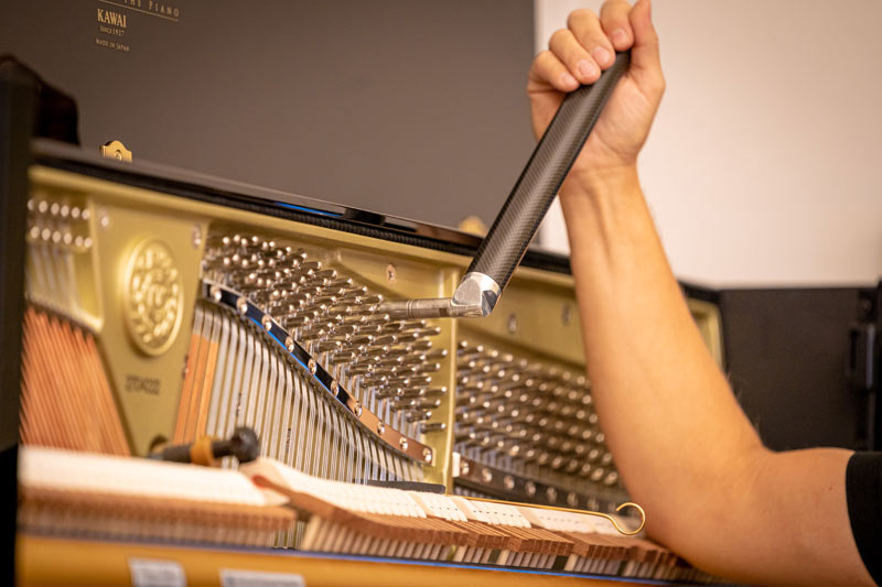 Sämtliche Einzelteile arbeiten fortwährend und das verändert zwangsläufig den Klang Ihres Klaviers – auch geübten Musikern mit wirklich gutem Gehör fallen kleine Verstimmungen nicht auf. 