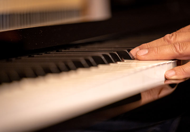  Mindestens einmal im Jahr sollten Sie Ihr Klavier warten und stimmen lassen – nur so haben Sie und Ihre Zuhörer Freude an perfektem Raumklang.

Mindestens einmal im Jahr sollten Sie Ihr Klavier warten und stimmen lassen – nur so haben Sie und Ihre Zuhörer Freude an perfektem Raumklang.

Wenn Sie ein Konzert geben werden, sollte Ihr Klavier ohnehin vorher neu eingestellt werden, auch wenn die letzte Stimmung erst vor kurzem erfolgt ist.

Auch nach jedem Transport muss neu gestimmt werden – braucht doch so ein empfindliches Instrument bis zu sechs Wochen, um sich an ein neues Raumklima zu gewöhnen!
Klavierstimmung

Eine Klavierstimmung dauert in etwa ein bis zwei Stunden. Ich empfehle Ihnen, ein Klavier auf den “Kammerton A“ (=440 Hertz) stimmen zu lassen, denn ein viel zu tief gestimmtes Klavier kann seinen Klang nicht voll entfalten und nur ein wohlklingendes Klavier ist auch eine willkommene harmonische Begleitung für andere Instrumente.

Sollte Ihr Instrument schon seit Jahren nicht mehr gestimmt worden sein, sind meist zwei Stimmungen im Abstand von sechs Wochen erforderlich